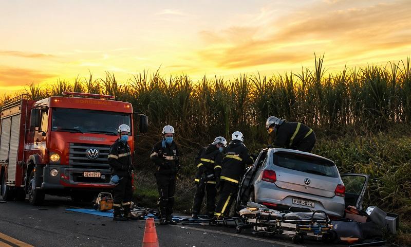 Grave acidente entre Assis e Toledo mobiliza helicóptero do CONSAMU e deixa motorista preso às ferragens