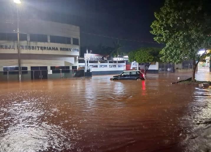 Temporal em Iporã: Forte chuva provoca alagamentos, arranca asfalto e derruba muro de cemitério