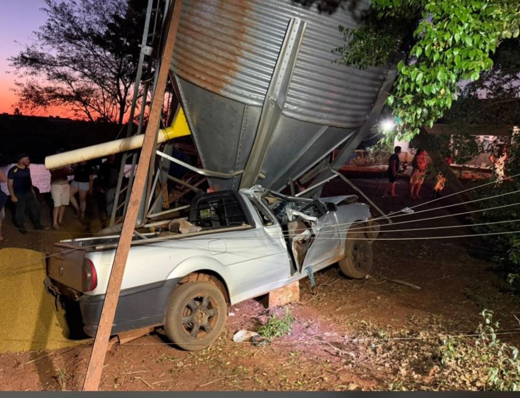 Acidente na PR-589: Picape colide contra silo e mobiliza resgate complexo na região de Toledo