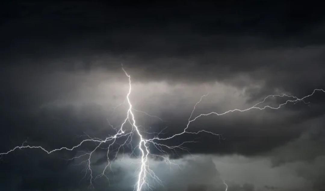 Chuva persiste em todo o Paraná e tempestades podem atingir o interior nesta segunda-feira