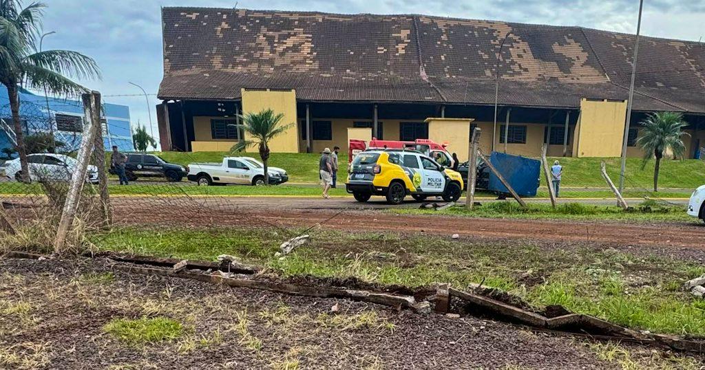 Condutor de Jaguar sofre convulsão, perde o controle e atinge duas cercas no Centro de Eventos