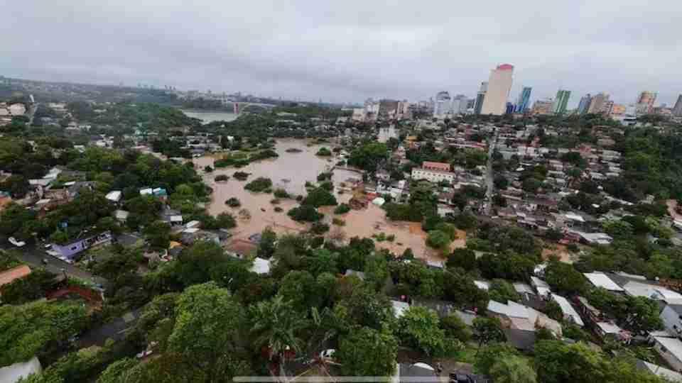 Rio Paraná pode ultrapassar 120 metros e ampliar inundações em Ciudad del Este Cerca de 170 famílias foram retiradas de áreas alagadas; previsão indica nível de até 121,80 metros