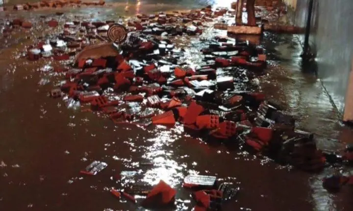 Temporal em Iporã: Forte chuva provoca alagamentos, arranca asfalto e derruba muro de cemitério