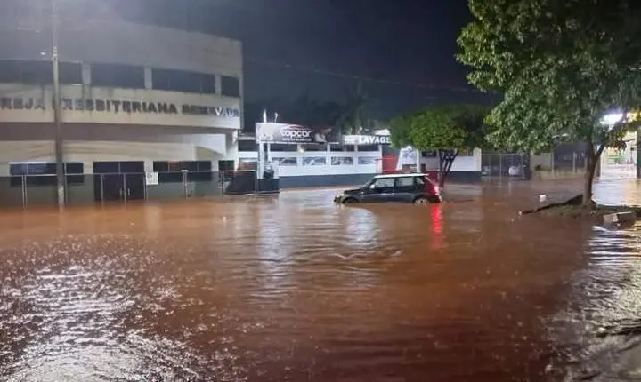 Temporal em Iporã: Forte chuva provoca alagamentos, arranca asfalto e derruba muro de cemitério